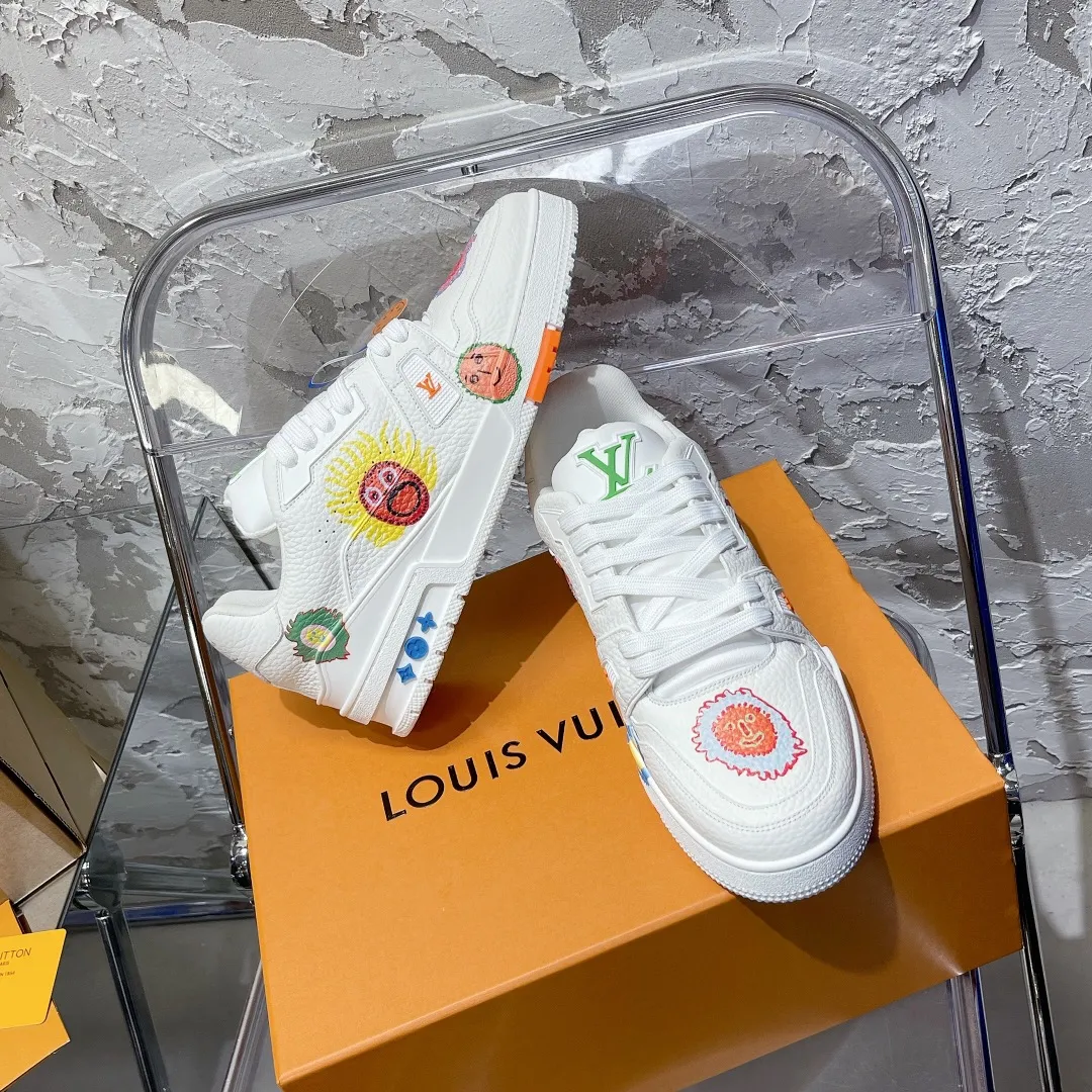 P840👟👟 Couple code #𝐋𝐨𝐮𝐢𝐬𝐕𝐮𝐢𝐭𝐭𝐨𝐧 Ceiling purchase level! 𝐋𝐕 trainer "Limited series of casual sports basketball shoes for couples. Super fun, super childlike, crazy exciting💗Please distinguish from the currency in the market🙅🏻‍♀️ Ceiling level purchasing agency Full set of exquisite airplane box packaging Please look for our quality‼️ Please pay attention to distinguish the currency materials in the market! Original custom-made embossed grained calfskin for the upper (non-market superfiber leather) Everyone needs to distinguish) symmetrical old pattern washed denim, custom-made breathable mesh lining, TPU suction mold outsole. The material details and workmanship are top-notch! Comes with exclusive exquisite gift box packaging 🎁 SIZE: 35-44 (Male 38&45 46 customized)